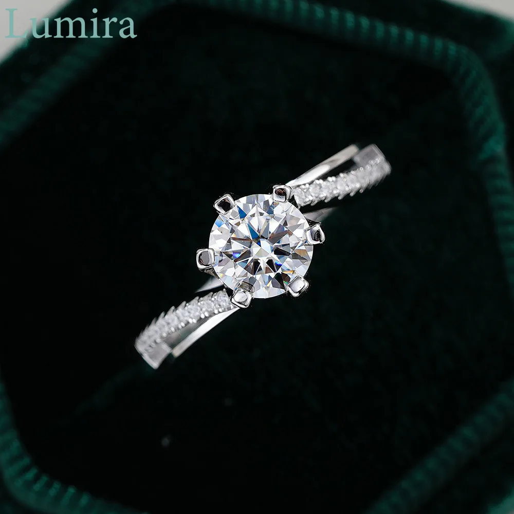 Lumira Sparkling Twisted Arm M - Moissanite Engagement Ring 1 Carat 评论和价格