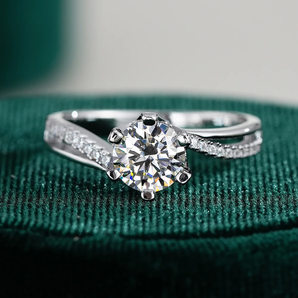 Lumira Sparkling Twisted Arm M - Moissanite Engagement Ring 1 Carat 评论和价格